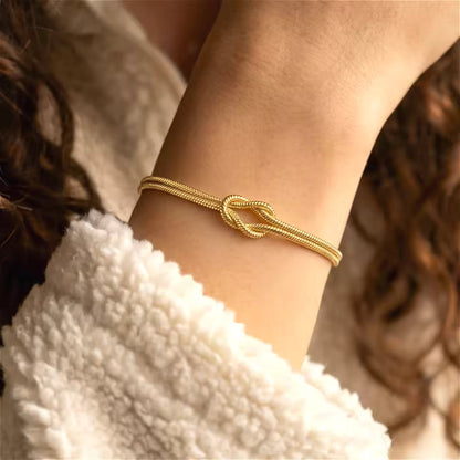 Passende Knoten-Armbänder im Set