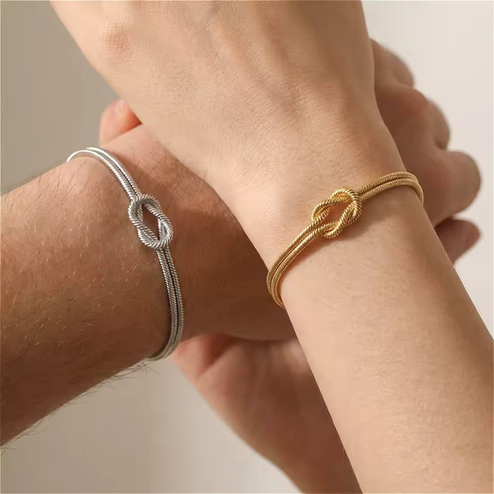 Passende Knoten-Armbänder im Set