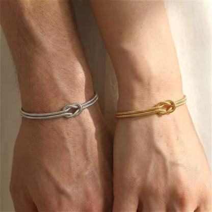 Passende Knoten-Armbänder im Set